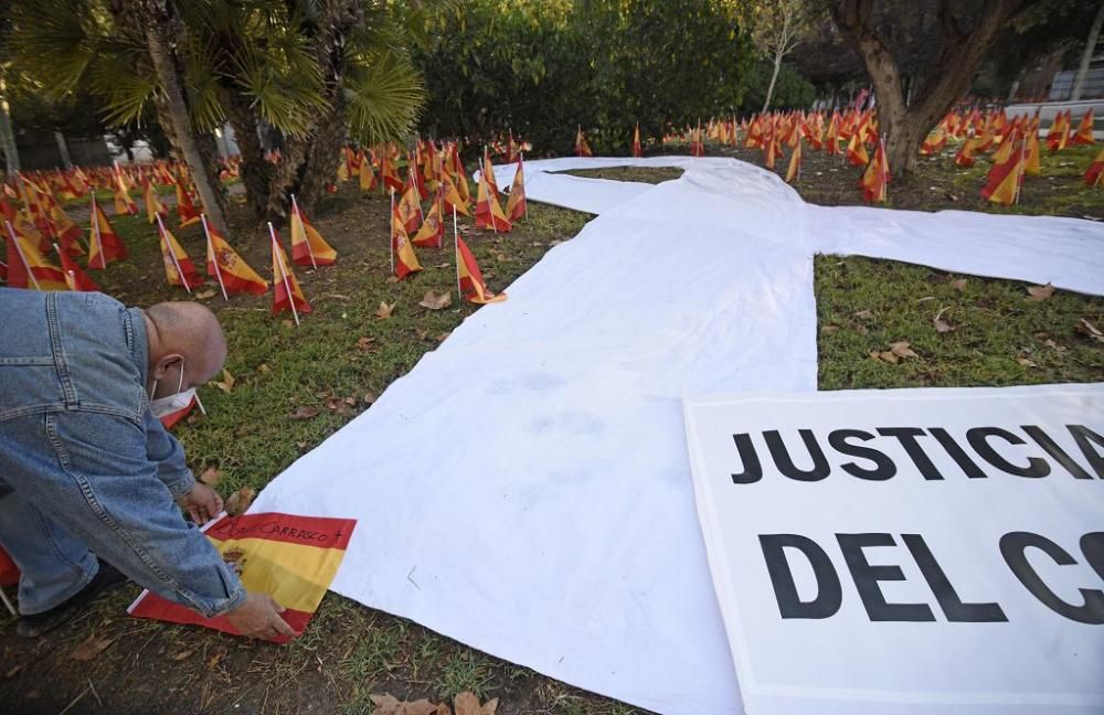 La Avenida Juan de Borbón de Murcia amanece con miles de banderas de España por las víctimas del coronavirus