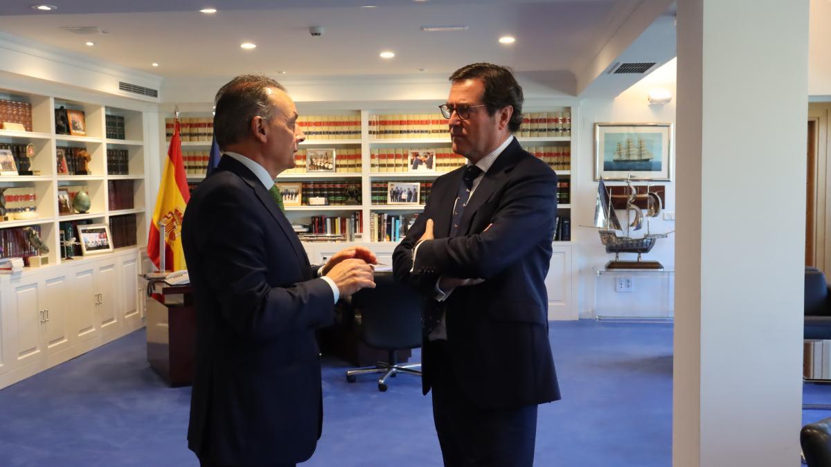 Salvador Navarro y Antonio Garamendi, durante un encuentro reciente.