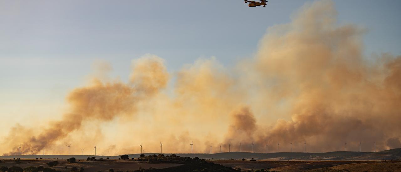 Vista del incendio de Muga desde Manzanal del Barco al caer la noche.