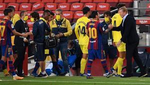 Messi saluda a Koeman tras el 4-0 al Villarreal.