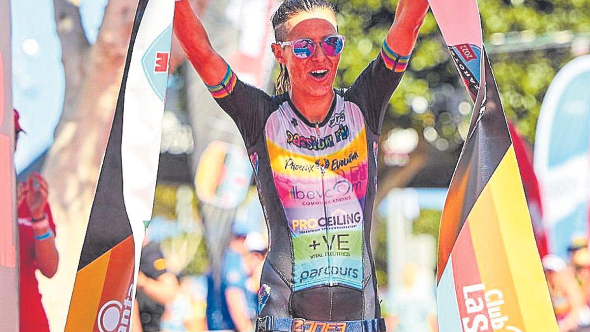 La británica Lydia Dant celebra su victoria en el Ironman de Lanzarote