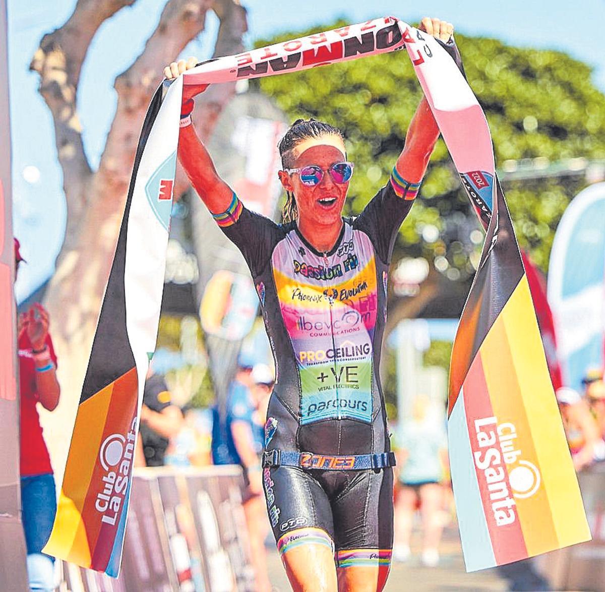 La británica Lydia Dant celebra su victoria en el Ironman de Lanzarote