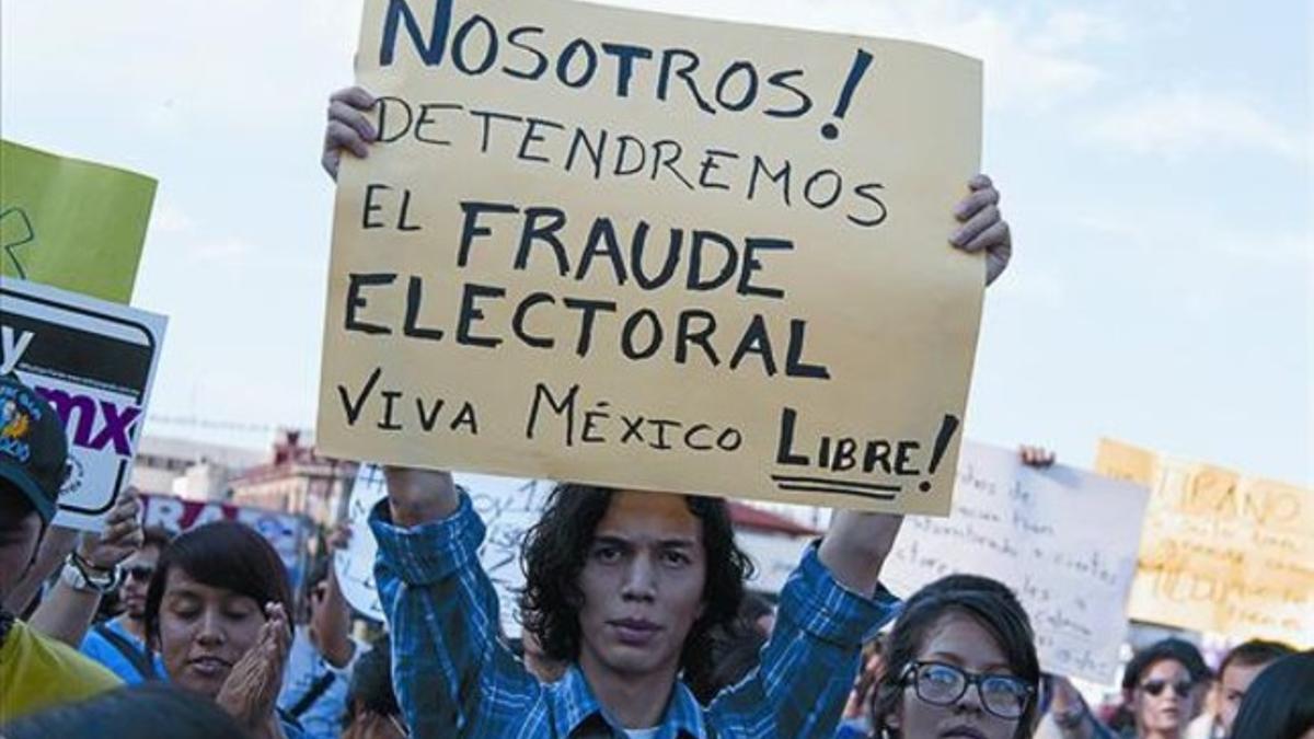 Protesta 8 Una manifestación de estudiantes universitarios exige un proceso electoral limpio en Monterrey.