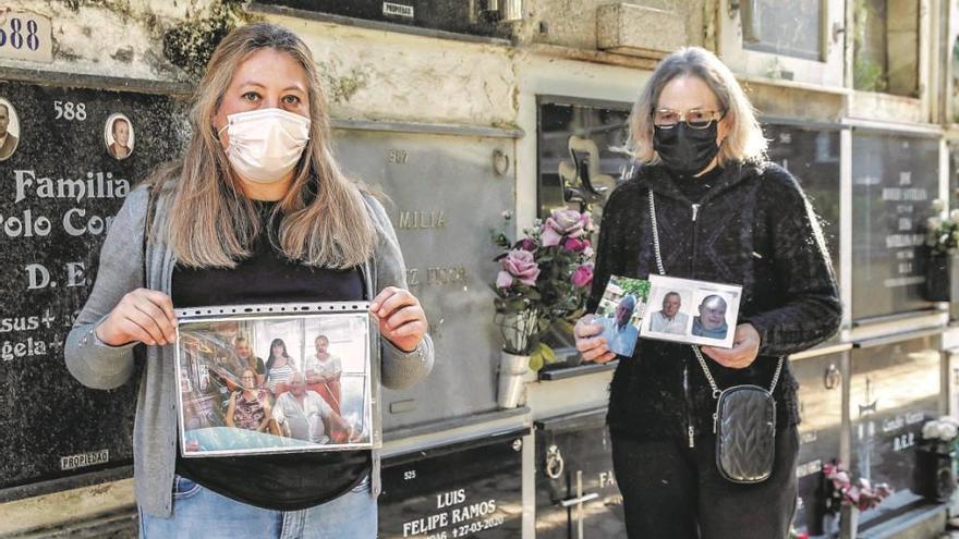 Manuela Felipe y su madre Máxima Vaquero muestran imágenes de Luis (padre y marido) frente a su tumba en el cementerio de Cáceres; falleció por covid en marzo de 2020.