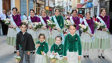 La ciudad se vuelca, como es tradicional, con la multitudinaria ofrenda de  flores a María Santísima de Araceli - Diario Córdoba