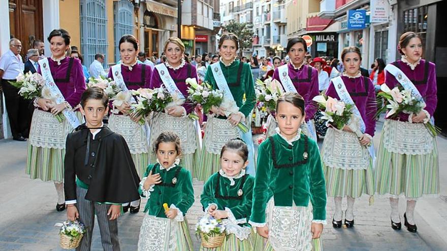 La ciudad se vuelca, como es tradicional, con la multitudinaria ofrenda de flores a María Santísima de Araceli