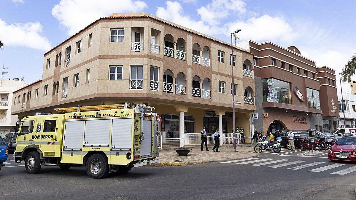 Bomberos y agentes de la Policía Local y Policía Nacional en el lugar donde fue encontrado el cadáver, ayer.