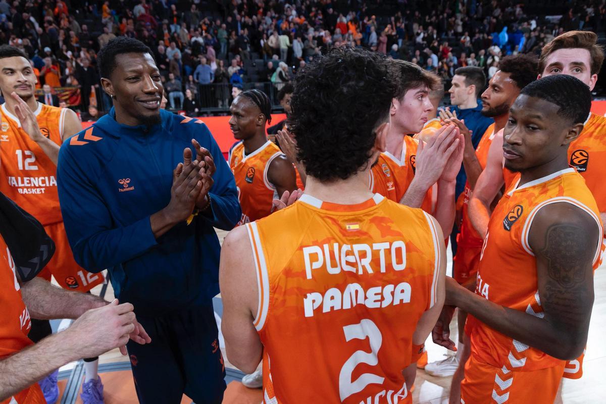 Celebración de los jugadores del Valencia Basket al final del partido.