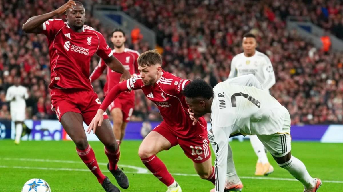 Vinícius no pudo con la vigilancia de los defensas del Liverpool