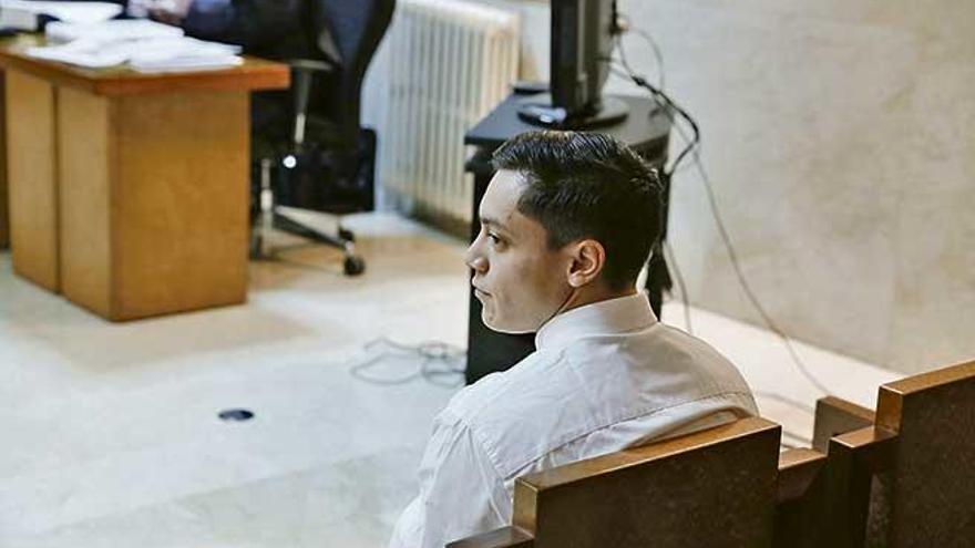El asesino de es Fortí, Miguel Antonio R.P., de 24 años, en el juicio en la Audiencia de Palma.