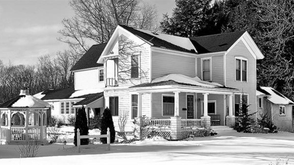 Una de las imágenes de 'The neighbors project', construida a partir de fotografías de dos casas distintas.