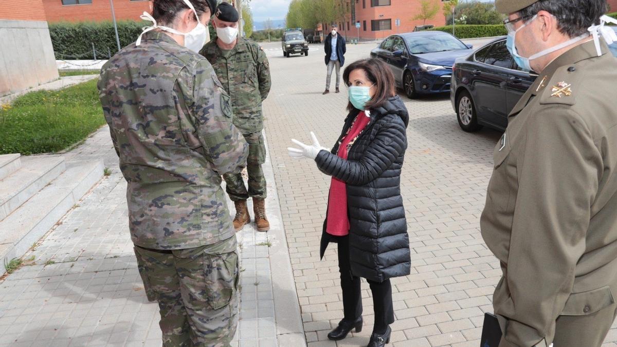 La ministra de Defensa con mandos del MOE.