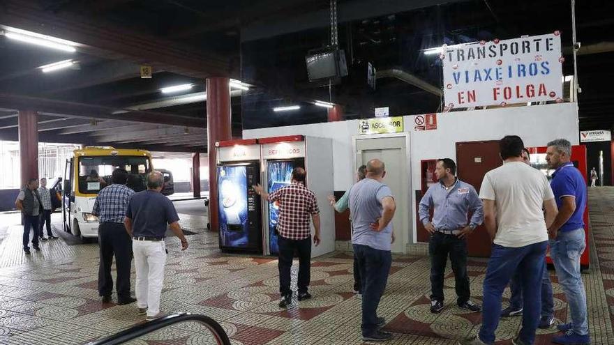 Miembros de un piquete, ayer, en la estación de autobuses de Vigo. // Ricardo Grobas