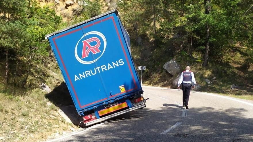 El tràiler que ha quedat entravessat a la BV-4241a