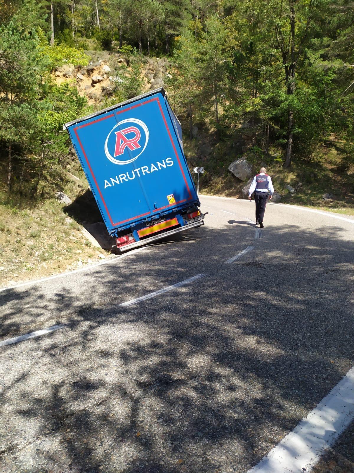 El tràiler que ha quedat entravessat a la BV-4241a