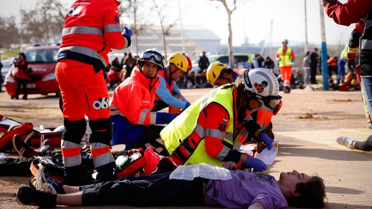 Un equipo del 06 de Córdoba durante un simulacro de explosión en la Feria de Córdoba.