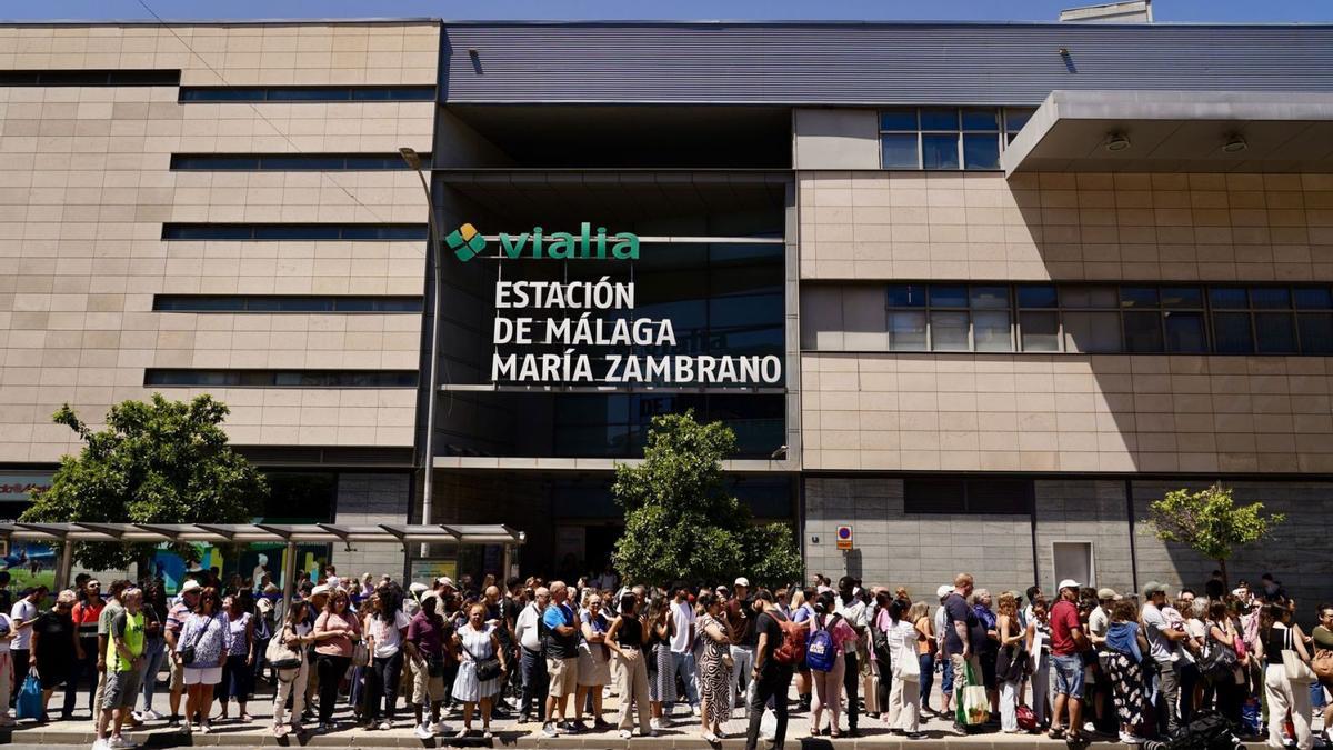 Colas en la puerta de la estación María Zambrano este pasado lunes tras producirse el apagón.