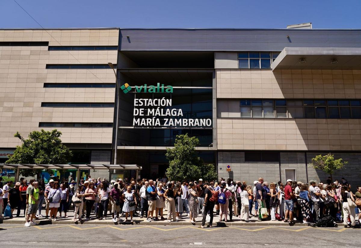 Colas en la puerta de la estación María Zambrano este pasado lunes tras producirse el apagón. | ÁLEX ZEA