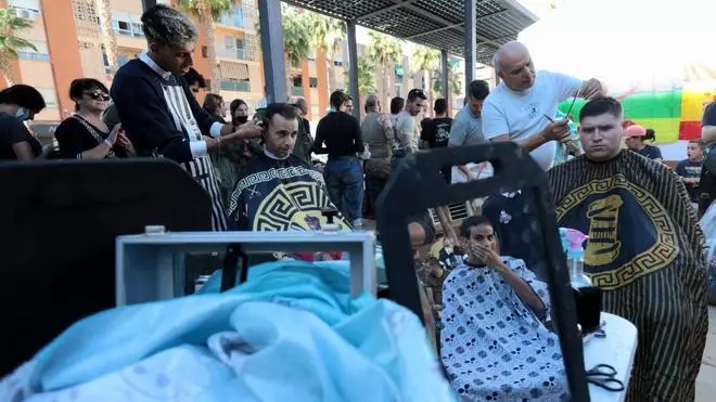 Un grupo de peluqueros llega a Valencia desde Murcia para cortar el pelo y afeitar gratis a los afectados por la DANA
