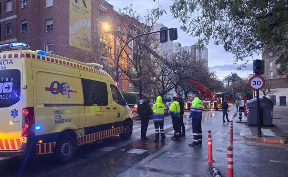 Agentes de la policía local y sanitarios en el incendio ocurrido este martes