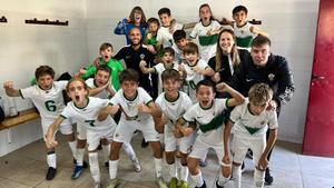 Equipo del alevines del Celtic Elche C.F. en los vestuarios.