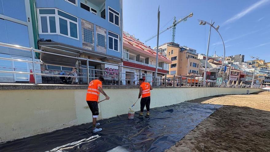 Las Canteras pone a punto sus muros con una inversión de 228.000 euros para frenar el desgaste del mar
