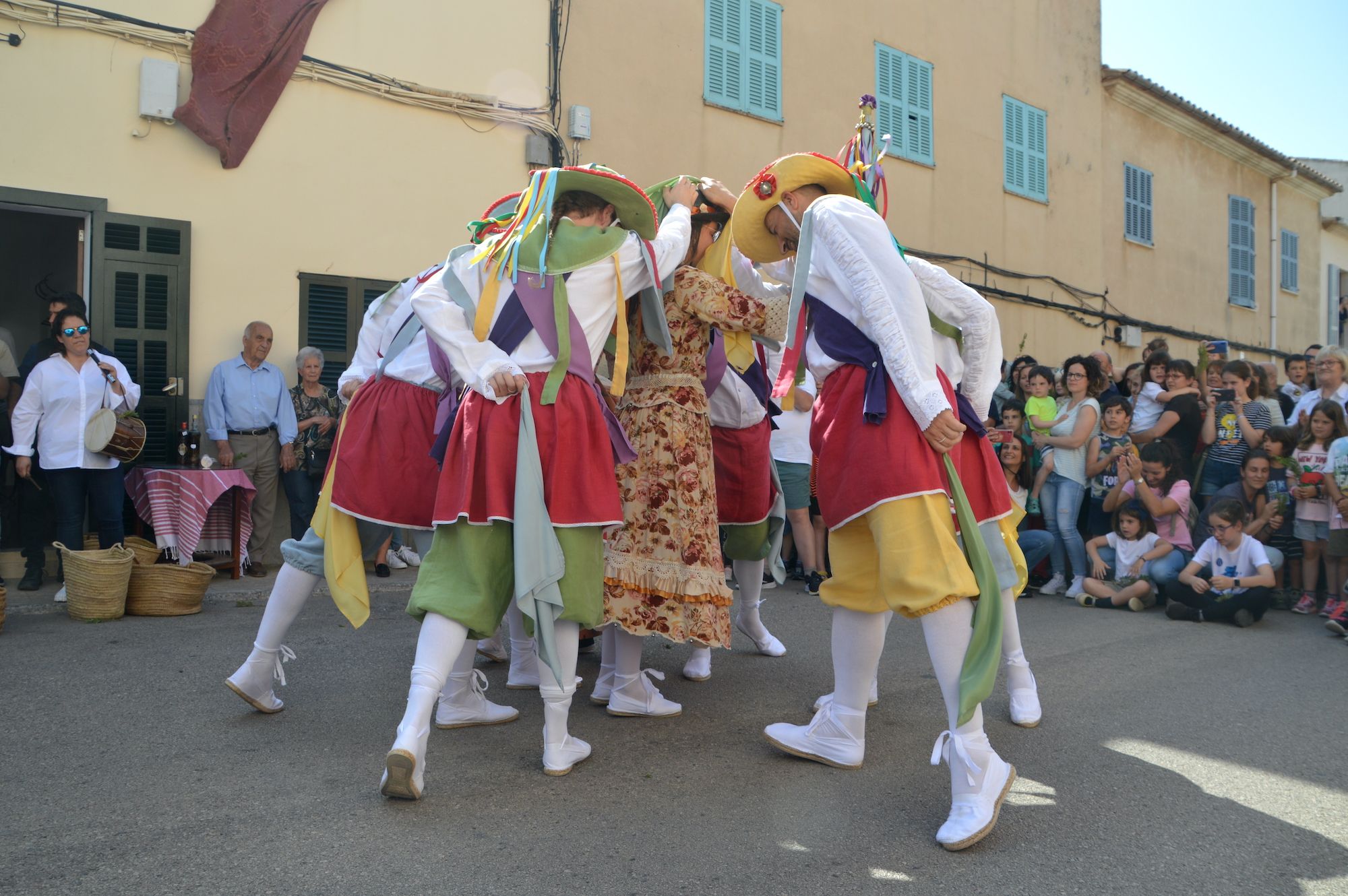 Las danzas ancestrales de los Cossiers de Manacor inician las Fires i Festes de este año