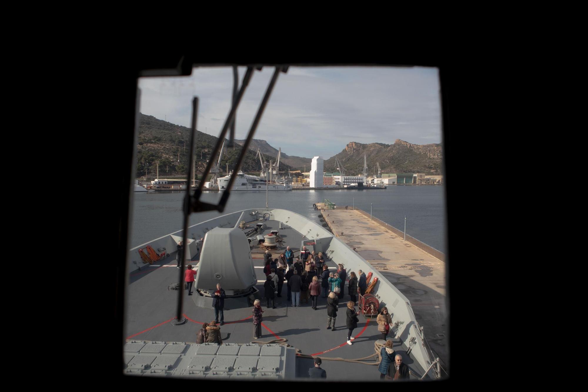 La primera jornada de puertas abiertas en la fragata 'Almirante Juan de Birbón', en imágenes
