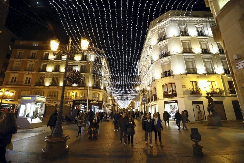 El alcalde de Zaragoza, Jorge Azcón, realiza el encendido de la iluminación navideña