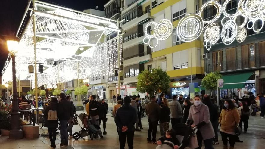 El alumbrado de Puente Genil reúne cada día a centenares de personas.