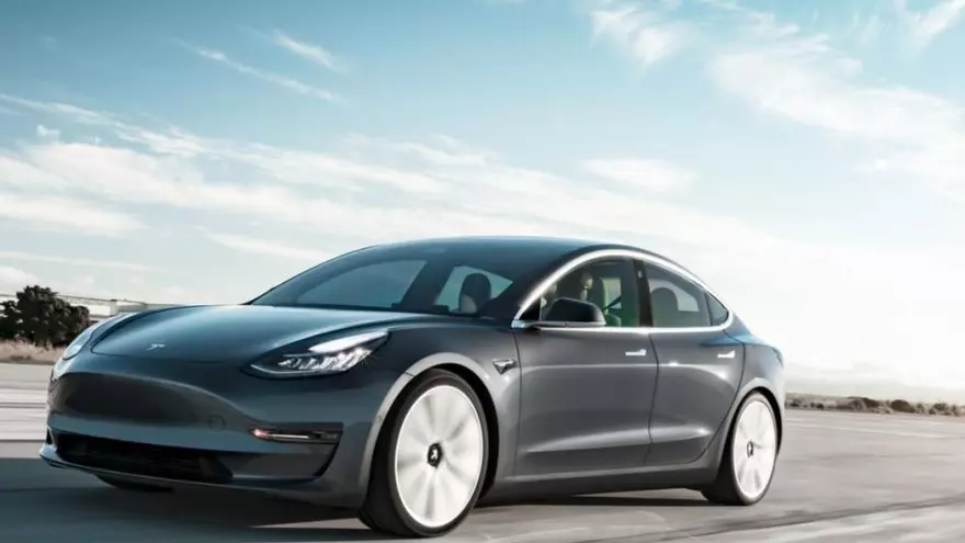 El Model 3 de Tesla ja circula per les carreteres gironines