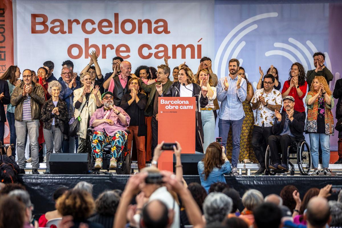 Colau, con todos los integrantes de la lista de Barcelona en Comú, en el mitin central.