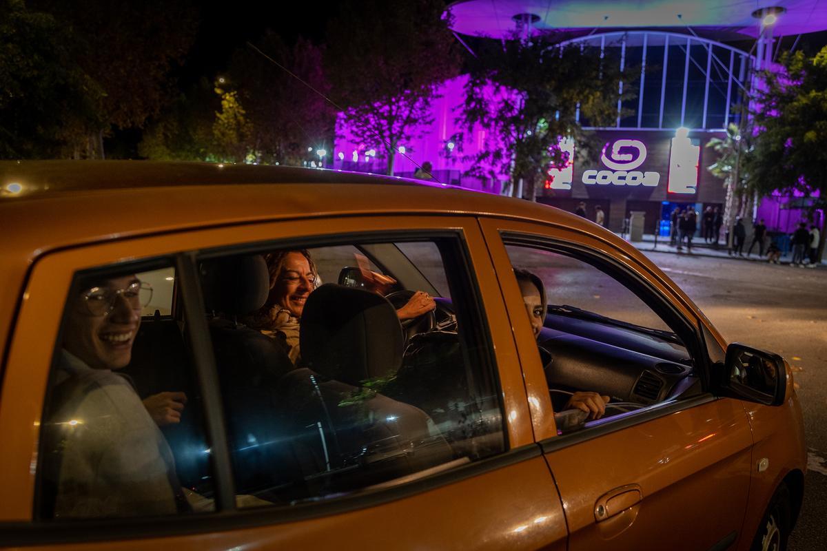 Radiografía de los papijamas, padres y madres que recogen a sus hijos en coche tras una noche de fiesta discotequera