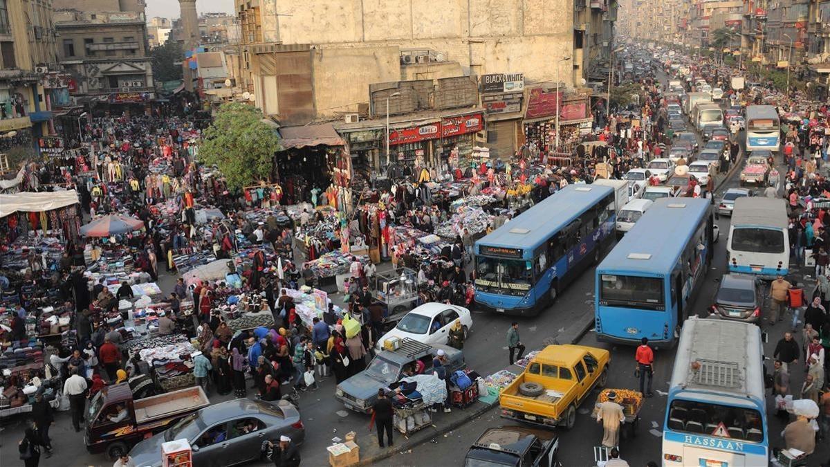 Escena de vida callejera en el distrito de al-Attaba, cerca del centro de El Cairo, el 12 de diciembre.