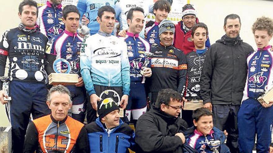 Podio general de la prueba de ciclocross disputada ayer en Santa Maria del Camí.