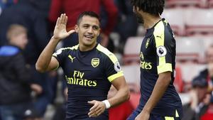 Alexis Sánchez, en octubre, jugando un partido con el Arsenal.