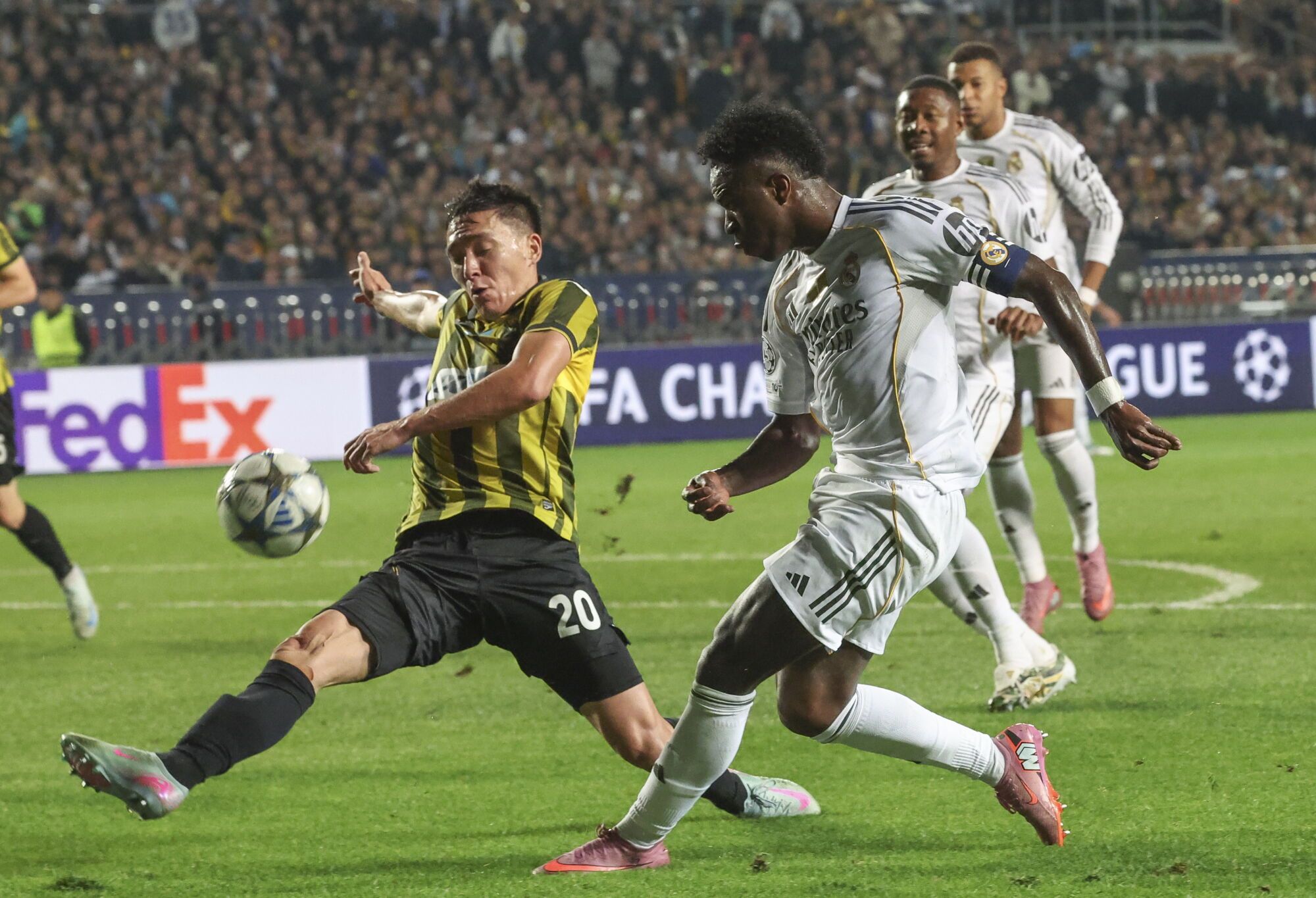 ALMATY (Kazakhstan), 30/09/2025.- Yerkin Tapalov (L) of Kairat Almaty in action against Vinicius Junior of Real Madrid during the UEFA Champions League soccer match between Kairat Almaty and Real Madrid, in Almaty, Kazakhstan, 30 September 2025. (Liga de Campeones, Kazajstán) EFE/EPA/MAXIM SHIPENKOV
