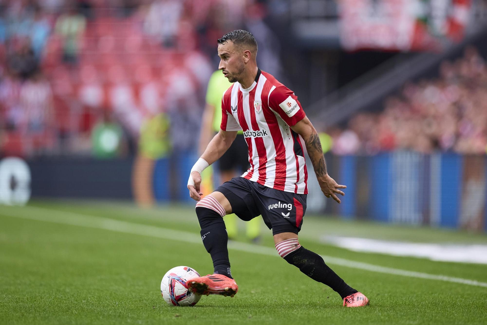 Alex Berenguer of Athletic Club in action during the LaLiga EA Sports match between Athletic Club and RC Celta de Vigo at San Mames on September 22, 2024, in Bilbao, Spain. AFP7 22/09/2024 ONLY FOR USE IN SPAIN / Ricardo Larreina / AFP7 / Europa Press;2024;SPAIN;Soccer;Sport;ZSOCCER;ZSPORT;Athletic Club de Bilbao v RC Celta de Vigo- La Liga EA Sports;