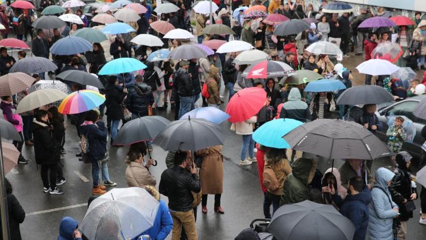 Bueu se echa a la calle con niños y peluches para reclamar que se cubran las plazas de pediatría