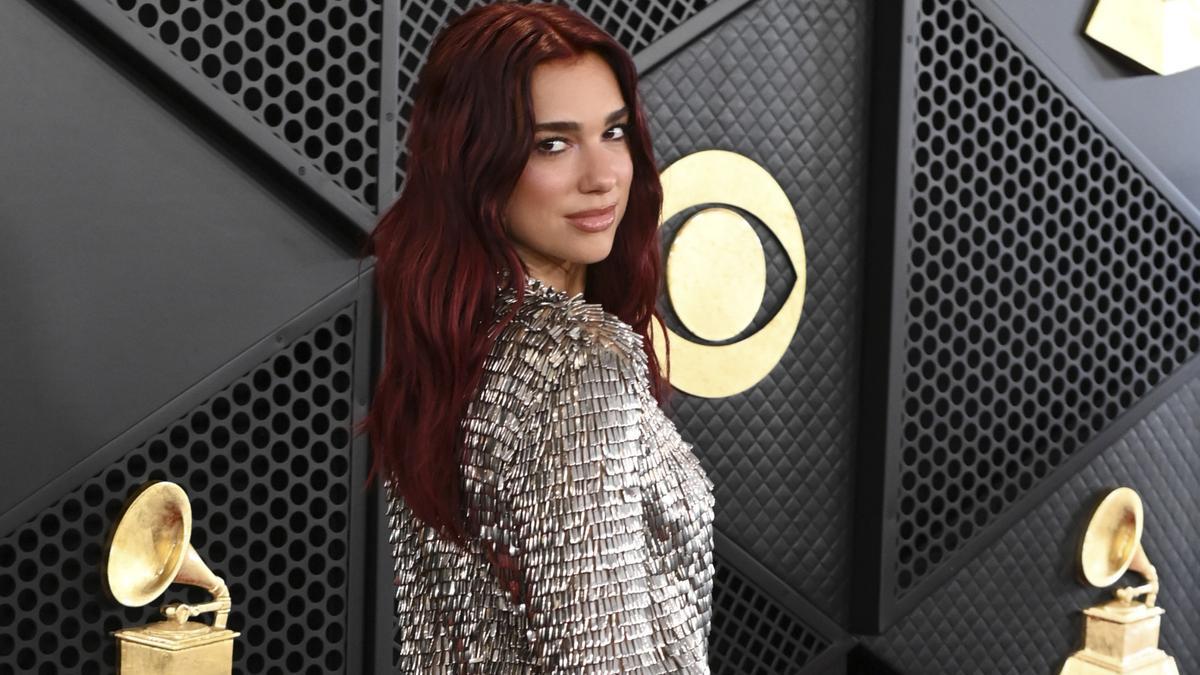 Dua Lipa deslumbra con un vestido metálico y estrena nueva canción en los Premios Grammy 2024