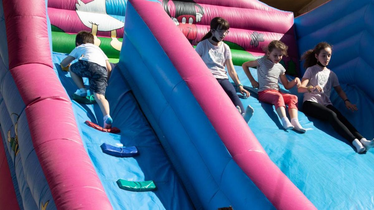 Varios niños, en los hinchables de las fiestas de San Lázaro. | Jose Luis Fernández