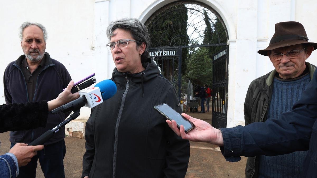 La directora de Patrimonio Cultura, ayer, ante el cementerio de Belchite. A su lado, José Vidal (dcha.) y José Ignacio Lorenzo (izda.).