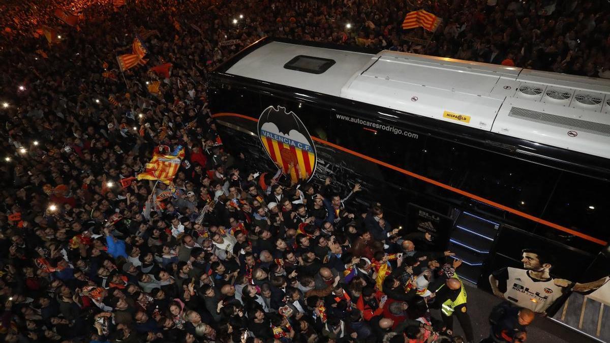 Un recibimiento del autobús del Valencia en 2017