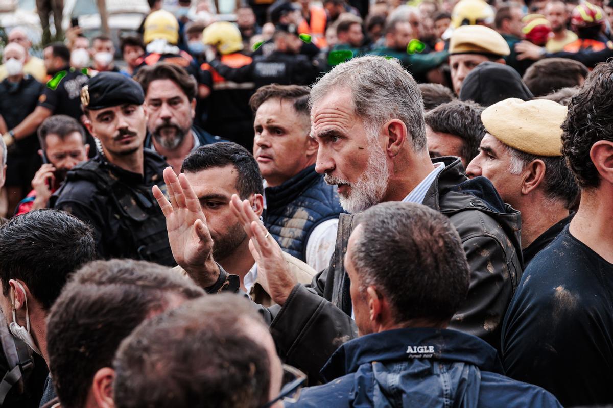 El Rey Felipe VI durante su visita a una zona afectada por la DANA, a 3 de noviembre de 2024, en Paiporta, Valencia, Comunidad Valenciana (España).