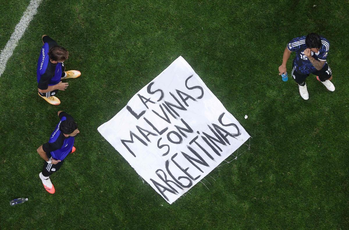 ATLANTA, GEORGIA - JULY 15: A banner is seen on the pitch following Argentina's 2-1 win during the FIFA World Cup 2026 Semi Final match between England and Argentina at Atlanta Stadium on July 15, 2026 in Atlanta, Georgia. The banner refers to the British Overseas Territory of the Falkland Islands, located off the coast of Argentina. Argentina disputes British sovereignty over the islands and refers to them as Las Malvinas.   Dan Mullan/Getty Images/AFP (Photo by Dan Mullan / GETTY IMAGES NORTH AMERICA / Getty Images via AFP)