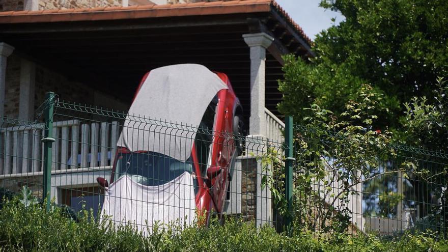 Así será la operación para retirar el coche que cayó por el balcón de una casa en Oleiros