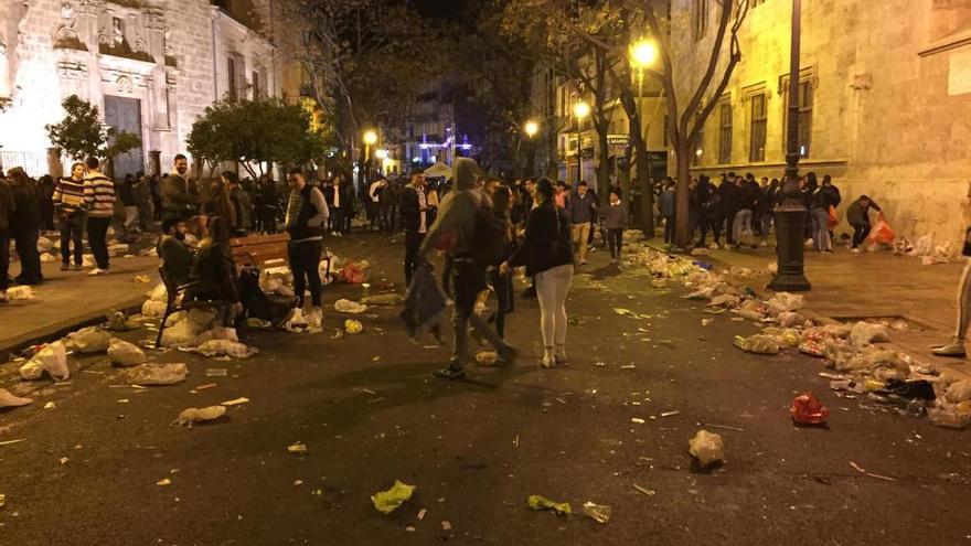 El entorno de la Lonja y los Santos Juanes ha sido la «zona cero» del botellón y el desmadre durante las fallas.