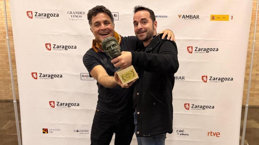 El productor José Ángel Guimerá y el director Ignacio Romanos con el Premio a Mejor Cortometraje Aragonés del Festival de Cine de Zaragoza