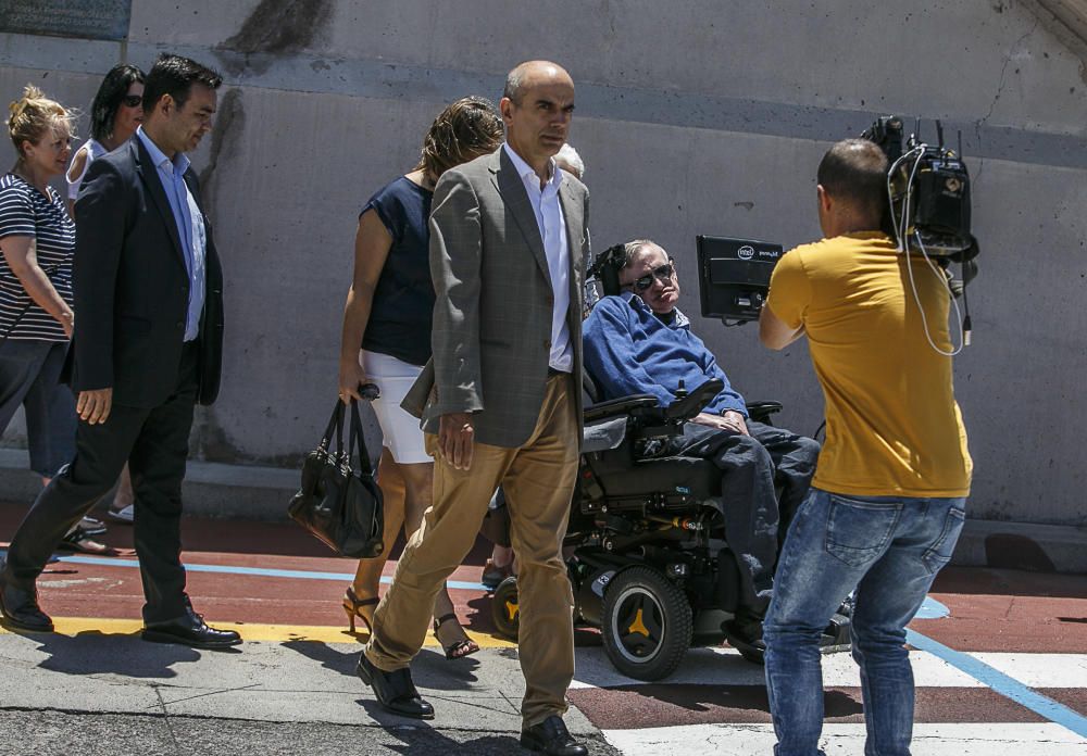 12/06/2016 CULTURA CIENCIA Llegada del físico Stephen Hawking al muelle de santa cruz en el crucero Britannia y  recibo por representantes del cabildo  puertos de tenerife y cámara de comercio para pasar un descanso en la isla y participar en el homenaje de STARMUS