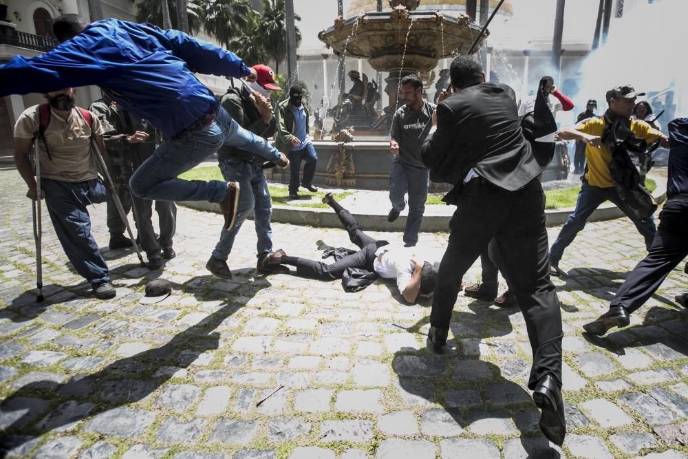 Las imágenes del asalto al Parlamento en Venezuela